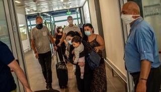 ركاب رحلة من فرانكفورت يرتدون كمامات لمطار كورفو اليوناني