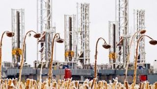  منصات حفر نفطية في داكوتا الشمالية بالولايات المتحدة - رويترز 