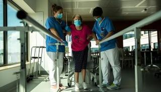 جانب من تأهيل أحد مرضى فيروس كورونا - نيويورك تايمز