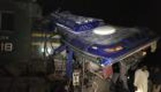 مصرع 17 باصطدام قطار بحافلة في باكستان