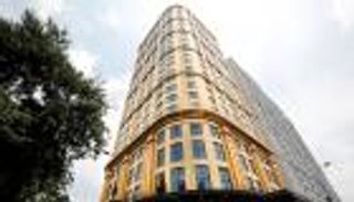 بالصور.. شاهد أول فندق مطلي بالذهب في العالم