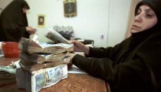 حزب الله يعوض نقص الدولار من جيوب اللبنانيين