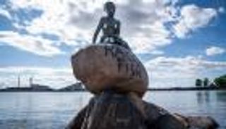 "سمكة عنصرية" تشوه أشهر معالم الدنمارك