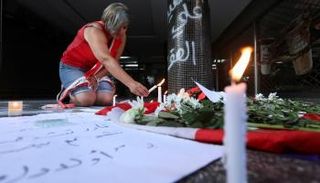 فتاة تضع الزهور في المكان الذي شهد الواقعة
