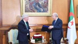 الرئيس الجزائري ورئيس لجنة صياغة التعديلات الدستورية - أرشيفية
