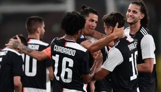 كريستيانو رونالدو يحتفل بهدفه أمام جنوى