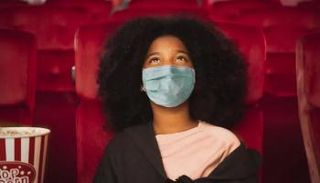 يجب المحافظة على مسافة مترين مع الآخرين في دور السينما
