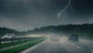 كيف تجهز سيارتك للنجاة من العواصف الرعدية؟