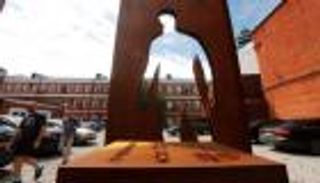 تقديراً لدورهم في "عزل كورونا".. نصب تذكاري لعمال التوصيل بموسكو