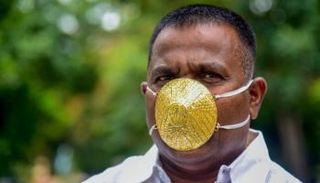 شانكار كورهادي يضع كمامة ذهبية في مدينة بونا الهندية