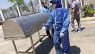 خروج جثمان رجاء الجداوي من مستشفى العزل في تابوت "حديد"