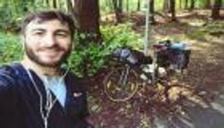 بسبب "حظر كورونا".. إيطالي يعبر 4 دول بدراجته شوقاً لعائلته