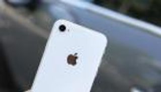 قبل طرح آيفون 12.. أبل توجه سؤالا غريبا لعملائها عن شاحن