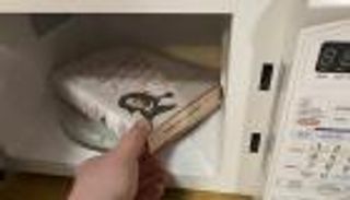 تعقيم الكتب من كورونا.. ابتعد عن "الميكروويف"