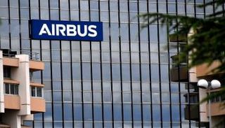 شعار إيرباص في مبنى المقر الرئيسي للشركة بمدينة تولوز - أ ف ب