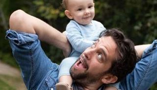 الممثل المسرحي نيك كورديرو مع ابنه 