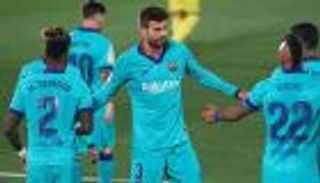 فيديو.. لقطة تلفزيونية تفضح سخرية بيكيه من التحكيم 