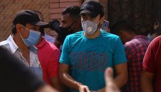 حمادة هلال يشيع جثمان والدته إلى مثواها الأخير