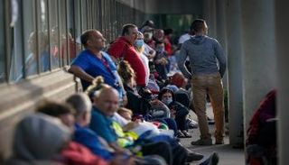 أمريكيون يصطفون للحصول على إعانات البطالة - رويترز