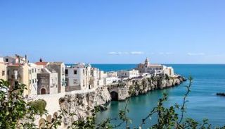 مدينة فييستي الساحلية الإيطالية