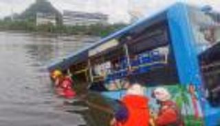 مصرع 21 جراء انقلاب حافلة في بحيرة بالصين