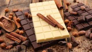  الشوكولاتة الداكنة تعد أفضل للصحة من الشوكولاتة الفاتحة