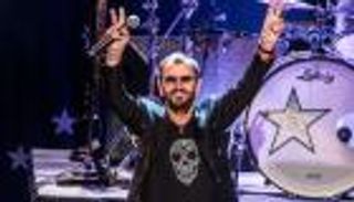 130 ألفا في عيد ميلاد نجم" بيتلز".. والسياسة تفرض نفسها