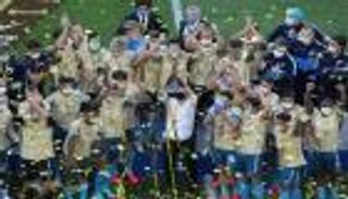 بالفيديو.. الكمامات تزين تتويج زينيت بطلا للدوري الروسي