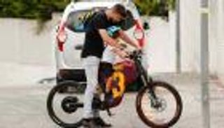 بالفيديو.. دراجة تقود بيكيه إلى "كامب نو" قبل ديربي كتالونيا