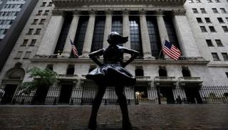 تمثال فتاة بلا خوف خارج بورصة نيويورك - رويترز