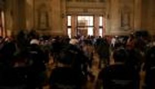 متظاهرون يقتحمون برلمان صربيا احتجاجا على قيود كورونا