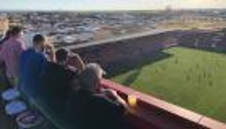 حيلة فندقية تعيد الجماهير إلى ملاعب الكرة