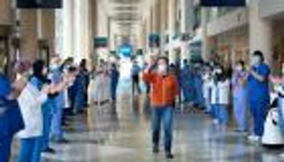 مستشفى دبي الميداني يحتفل بمغادرة آخر مصاب بكورونا بعد تعافيه