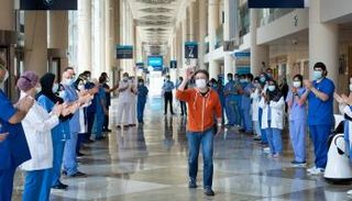 آخر مصاب بكورونا يغادر المستشفى بعد تعافيه