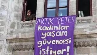 إحدى السيدات السبع في شرفة المبنى الحكومي