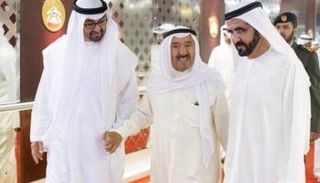 أمير الكويت يتوسط الشيخ محمد بن راشد والشيخ محمد بن زايد