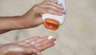 كيف تختار كريم الشمس المناسب للرياضات الصيفية؟