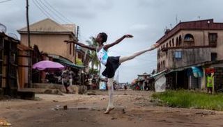 الباليه يكسر الملل في شوارع "لاجوس" 