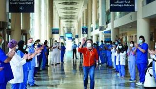 المستشفى الميداني بدبي يودع آخر مصاب بكورونا بعد تعافيه من المرض