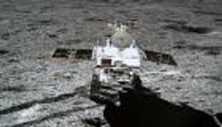 حل لغز المادة الخضراء على سطح القمر