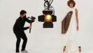 حياة مصمم أزياء في حجر كورونا.. الرسم يهزم القلق