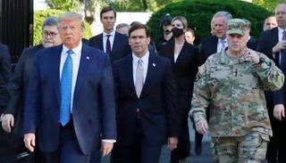 ترامب وإسبر وميلي في طريقهم إلى كنيسة سان جون في ساحة لافاييتي 