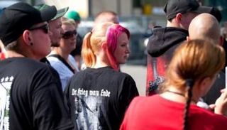 مشاركة نسائية في إحدى مظاهرات النازيين الجدد