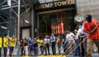 "حياة السود مهمة" أمام برج ترامب.. ورئيس بلدية نيويورك يشارك