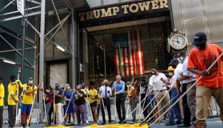 نشطاء يكتبون عبارة 