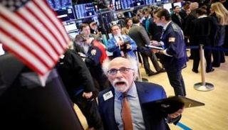  متعاملون أثناء التداول في البورصة الأمريكية - أرشيفية 