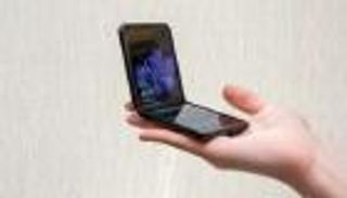 تسريب يكشف تفاصيل هاتف Galaxy Z Flip 5G المرتقب