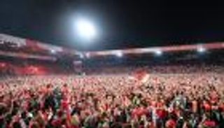 حضور جماهيري كامل العدد.. نادٍ ألماني يعلن تحديه لكورونا