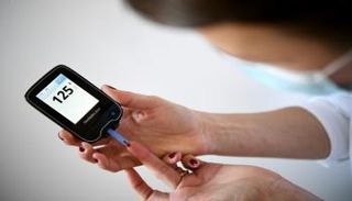 سيدة تقيس نسبة السكر في الدم - أرشيفية