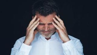 الصداع الشديد من أعراض التهاب العصب السابع 